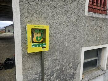 Na Samotorici nov AED – naprava, ki lahko rešuje življenja