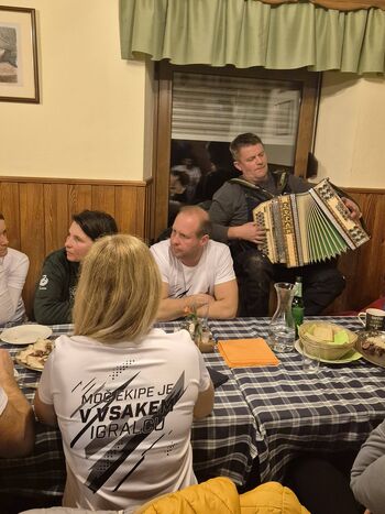 SPOZNAVNO SREČANJE ČLANOV, KI GA JE OSVETLILA LUNA