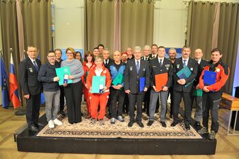 V Vili Vipolže v Goriških Brdih sta na regijski slovesnosti ob mednarodnem dnevu Civilne zaščite znak prejela tudi Marjanca Velišček in Damjan Šavli