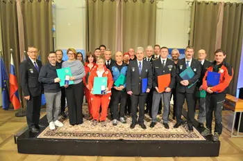 V Vili Vipolže v Goriških Brdih sta na regijski slovesnosti ob mednarodnem dnevu Civilne zaščite znak prejela tudi Marjanca Velišček in Damjan Šavli