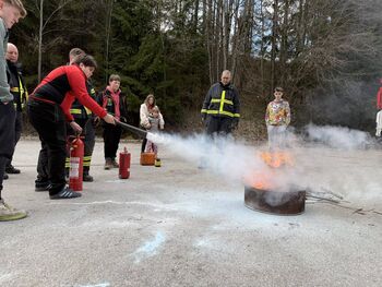 PGD Ravne na Koroškem mladim predstavil gašenje z gasilnimi aparati