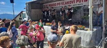 13. pohod po Slakovi poti znova povezal ljubitelje glasbe, cvička in Trške gore