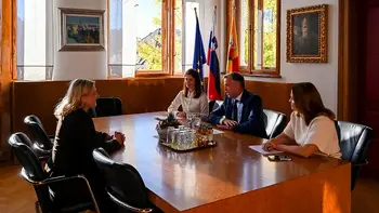 Delovno srečanje novomeškega župana in ministrice za kulturo o ključnih projektih na področju kulture Delovno srečanje novomeškega župana in ministrice za kulturo o ključnih projektih na področju kulture