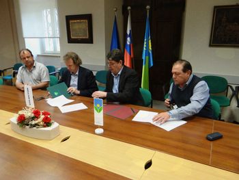 Podpisana pogodba za izvedbo krožnega križišča pri bolnišnici v Šempetru