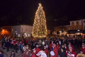 Zažareli sta praznični smreki v Vrtojbi in Šempetru