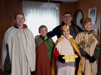 "Glejte, glejte, kaj je tam, trije kralji gredo k nam!" 