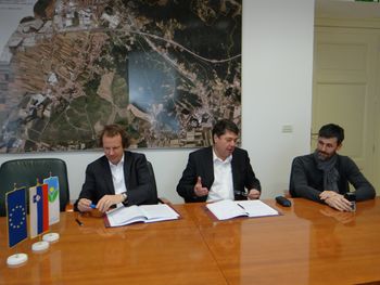 Podpisana pogodba za izvedbo prometnega otoka na lokalni cesti Vrtojba-Križcjan