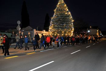 Tradicionalna baklada ob izteku leta ponovno povezala prijateljski skupnosti z obeh strani meje