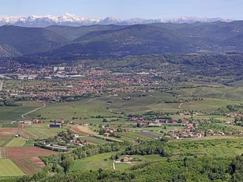 Z novim vladnim odlokom odpravljena omejitev gibanja znotraj občine prebivališča