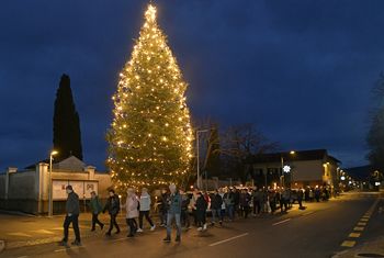Tradicionalna baklada znova povezovala