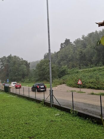 Poplavljeno cestišče v Bazari - voznikom priporočamo obvoz