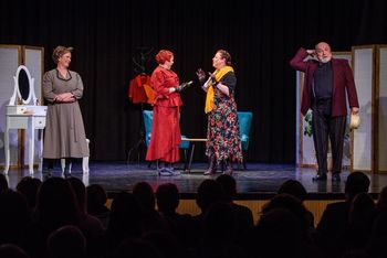 Komedija JAZ PA SEM TAKO FINA