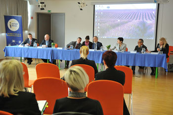 Povzetek foruma EU SI ti – OD ZIDOV K VSEBINAM Povzetek foruma EU SI ti – OD ZIDOV K VSEBINAM