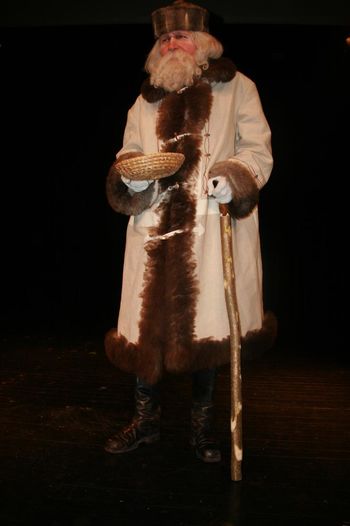 Predstava HOP V PRAVLJICO in obisk Dedka Mraza