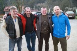 Štirje pogumneži skočili v mrzlo Krko