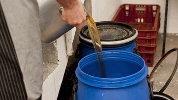 KAKO PRAVILNO RAVNATI: ODPADNO JEDILNO OLJE