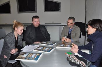 DIREKTOR OBČINSKE UPRAVE MAG. DUŠAN HOČEVAR S SODELAVKO TJAŠO PLEŠKO NA SESTANKU S KOORDINATORICO PROJEKTOV PRI ALDI ANNO DITTO