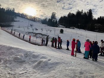 Petdeset otrok iz Baške preživlja lep zimski teden na Celjski koči