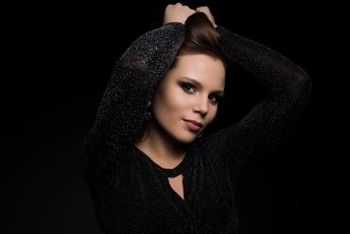 Večer slovenske popevke s Floro Emo