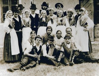 Folklorna skupina Antona Tanca plesala vam še bo!