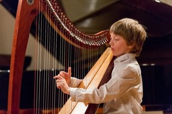 Nastop učencev brenkal