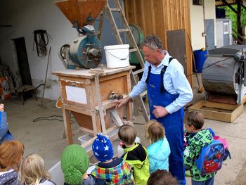 Pri Tratarju na Trati prikazali mletje ajde in peko kruha