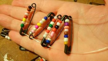 Ustvarjalna delavnica: Pisana zapestnica iz varnostnih sponk