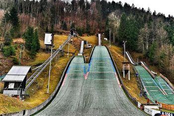 Praznik skokov z večerno tekmo za Pokal Žirov