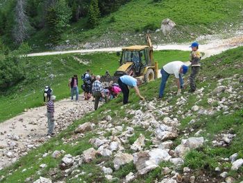 Tradicionalno pobiranje kamenja na Krvavcu