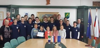 Župan Jože Papež sprejel državne prvake in prejemnike evropskega znaka kakovosti iz OŠ Žužemberk