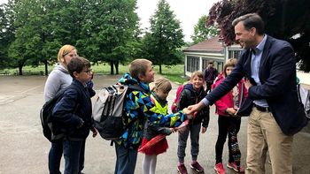 Novomeški šolarji pridno pešačijo na Pešbusu