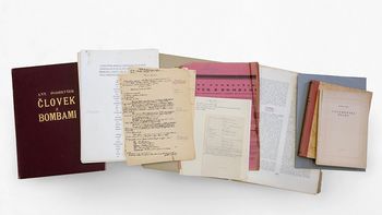 Predaja pesniške zbirke Antona Podbevška Človek z bombami Novemu mestu