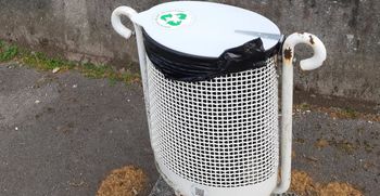 Na javnih površinah novi pokrovi na koših za odpadke