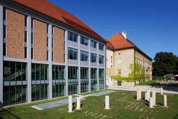 Ob 130. obletnici Alme M. Karlin: Pod košatim očesom