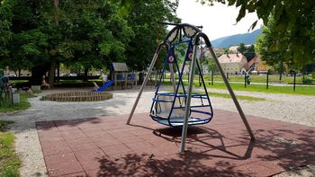 V Celju postavljena prva javna gugalnica za gibalno ovirane otroke