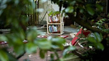 Knjižnica pod krošnjami na skritem vrtu Hostla Situla