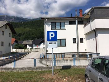 Začasno parkirišče za zdravstveno postajo na Selu že v uporabi