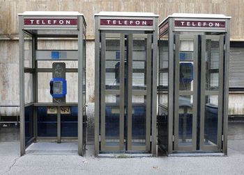Odgovor na pobudo POSTAVITEV TELEFONSKE GOVORILNICE NAZAJ NA SVOJE MESTO