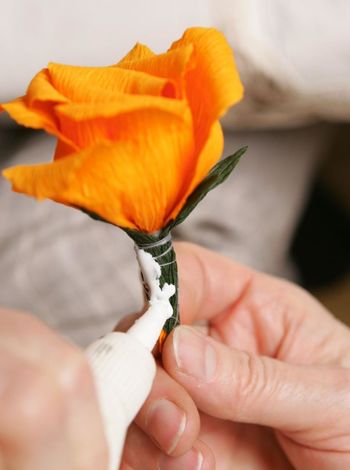 Vabilo na ustvarjalno delavnico izdelovanja rož iz krep papirja in naravnih materialov