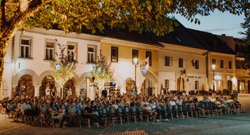 Kino na trgu se je začel s projekcijo filma Houston, imamo problem!