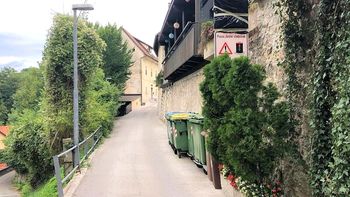 Zaradi montaže potopnega stebrička zapora Šolske ulice