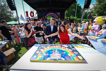 Več kot 20.000 obiskovalcev v Arboretumu upihnilo 10 svečk Čarobnega dne