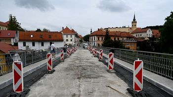 Vgradnja kovinskih talnih gumbov na Kandijskem mostu