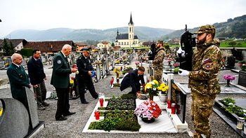 Položili cvetje na grob Franca Uršiča