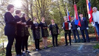 Slovesnost na Ruperč vrhu pri spomeniku padlih borcev