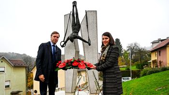 Položili cvetje ob spomeniku Leona Štuklja