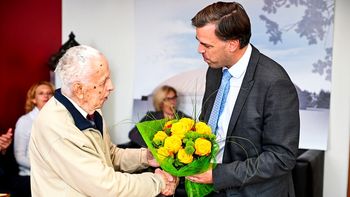 Na sprejemu pri županu stoletnik Rudolf Mraz, novomeške plesne ekipe in ekipa prve pomoči OZ RKS Novo mesto