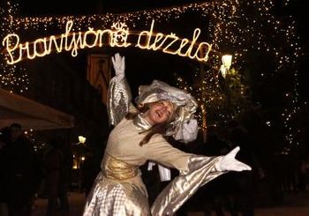 VRATA ODPIRA PRAVLJIČNA DEŽELA