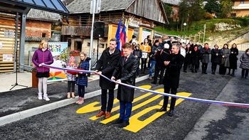 V Gabrju odprli prenovljeno vaško središče