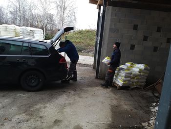 V režijskem obratu je na voljo brezplačna sol za posipanje 